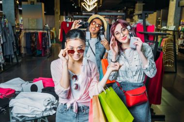 çok kültürlü Arkadaşlar butik 