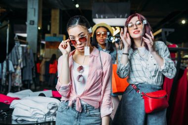 çok kültürlü Arkadaşlar butik   