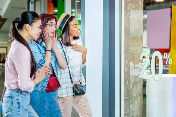 Muchachas multiculturales en el centro comercial — Foto de Stock