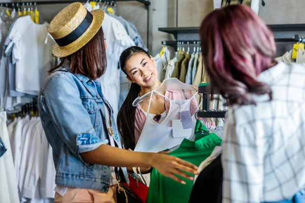 Multicultural friends in boutique — Stock Photo, Image