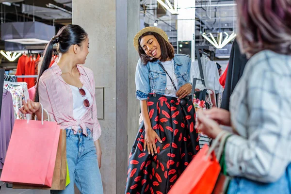 Multicultural friends in boutique — Stock Photo, Image