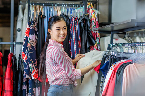 Девушка-хипстер в торговом центре
