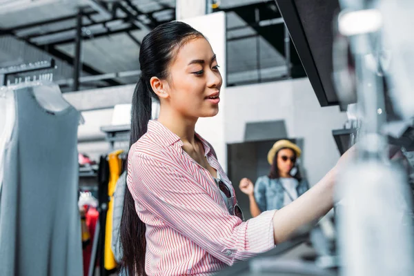 Hipster girl in shopping mall — Stock Photo, Image