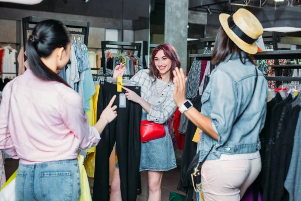 Multicultural friends in boutique — Stock Photo, Image