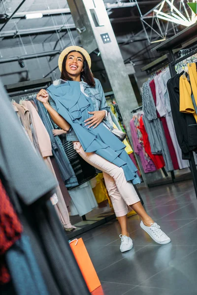 Hipster girl in boutique — Stock Photo, Image