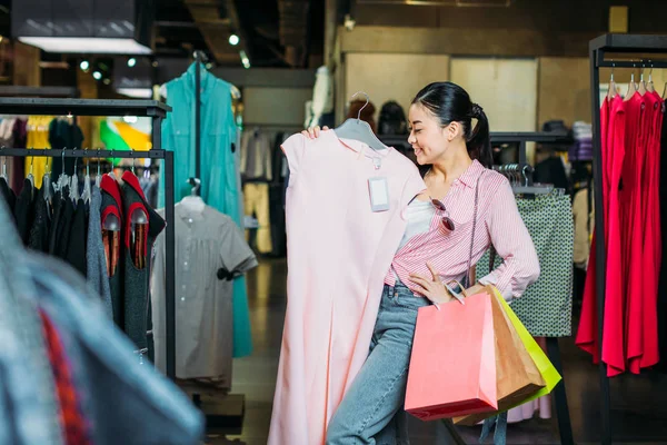 Hipster girl in boutique — Stock Photo, Image