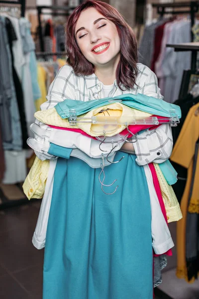 Hipster menina em boutique — Fotografia de Stock