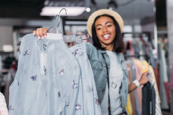 Hipster menina em boutique — Fotografia de Stock