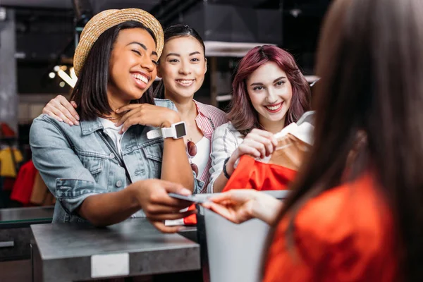 Jeunes femmes faisant du shopping — Photo