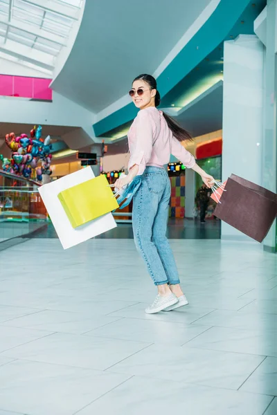 Jeune femme avec des sacs à provisions — Photo