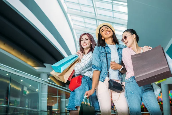 Jovens mulheres com sacos de compras — Fotografia de Stock