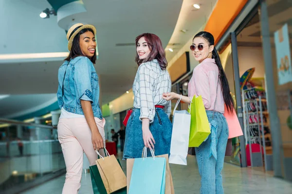 Bevásárlótáskás fiatal nők — Stock Fotó