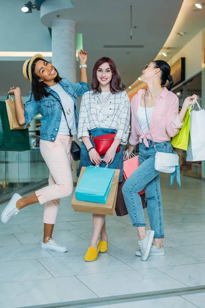 Νεαρές γυναίκες με τσάντες για ψώνια — Φωτογραφία Αρχείου