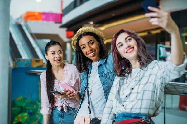 Mulheres jovens a tomar selfie — Fotografia de Stock