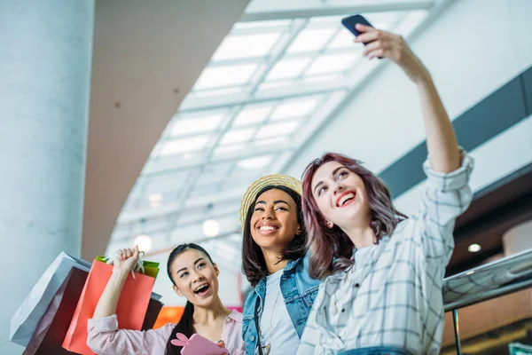 Mujeres jóvenes con bolsas de compras —  Fotos de Stock