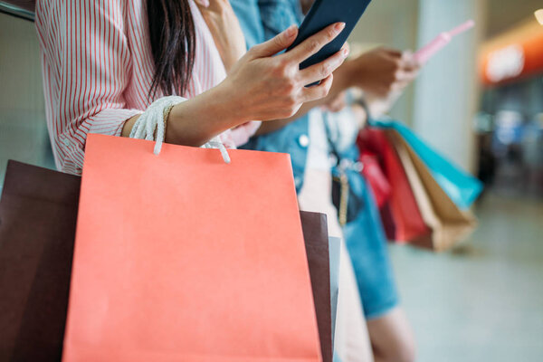 Mujer joven con bolsas de compras — Foto de Stock