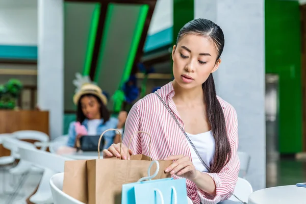 買い物袋を持った若い女性が — ストック写真