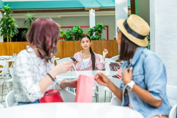 Young women in shopping mall — Free Stock Photo