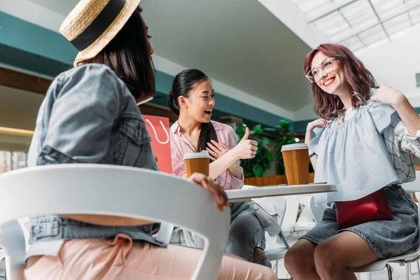 Junge Frauen in Einkaufszentrum — kostenloses Stockfoto