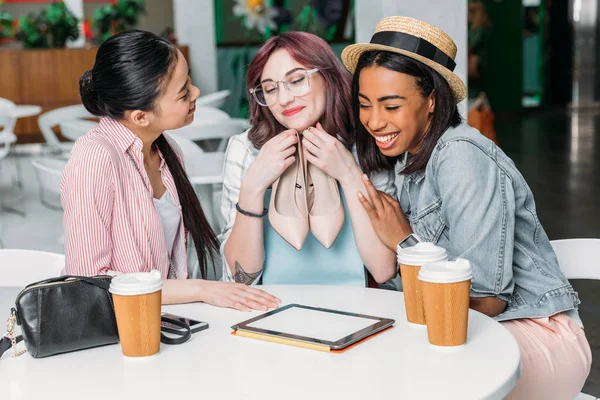 Jonge vrouwen in winkelcentrum — Stockfoto