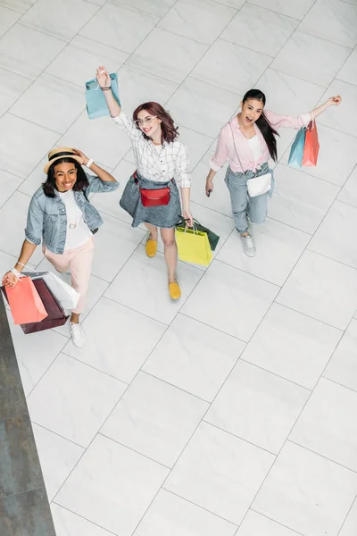 Jonge vrouwen met boodschappentassen — Stockfoto