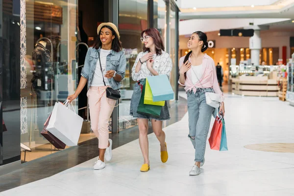 Jeunes femmes avec sacs à provisions — Photo