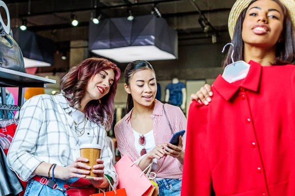 Chicas multiculturales en boutique Imágenes de stock libres de derechos