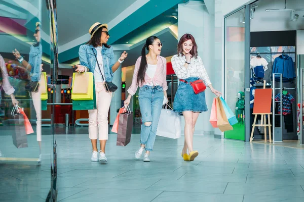 Mujeres jóvenes con bolsas de compras Imágenes de stock libres de derechos