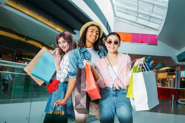 Mujeres jóvenes con bolsas de compras Imagen de archivo