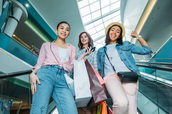 Unga kvinnor med shoppingväskor — Stockfoto
