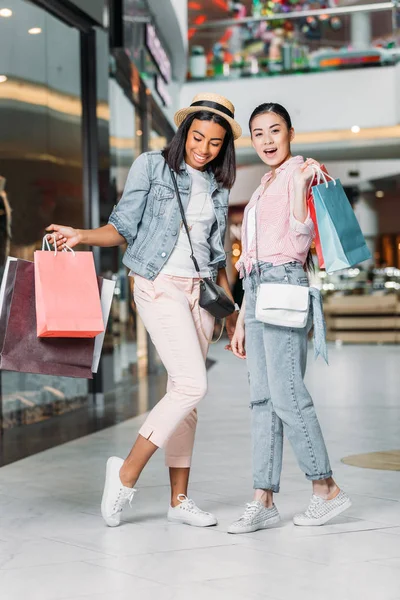 Amis élégants faisant du shopping ensemble — Photo