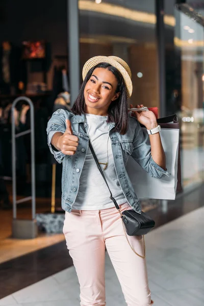 Stijlvolle vrouw met shopping tassen — Stockfoto