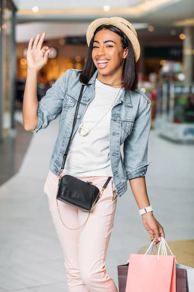 Stijlvolle vrouw met shopping tassen — Stockfoto