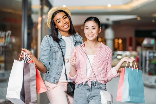 Amis élégants faisant du shopping ensemble — Photo