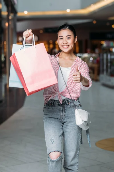 Stijlvolle vrouw met shopping tassen — Gratis stockfoto