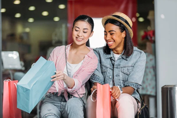 Eleganta vänner shopping tillsammans — Stockfoto