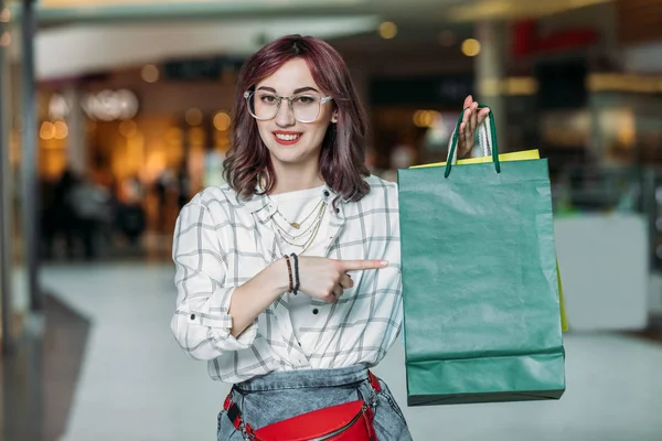 Wanita muda dengan tas belanja — Stok Foto