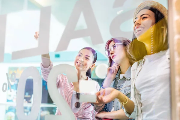 Multicultural girls in shopping mall — Stock Photo