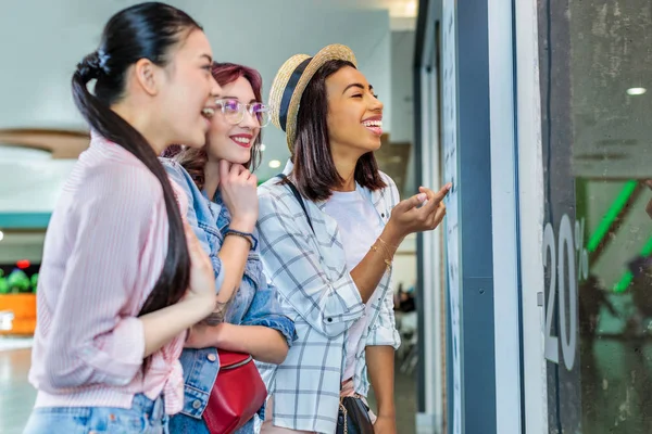 Muchachas multiculturales en el centro comercial - foto de stock