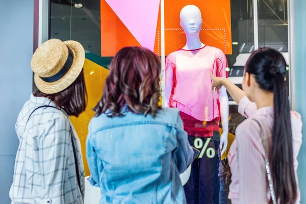 Ragazze nel centro commerciale — Foto stock