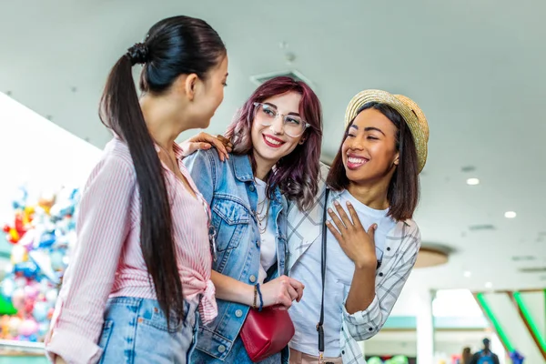 Ragazze multiculturali nel centro commerciale — Foto stock