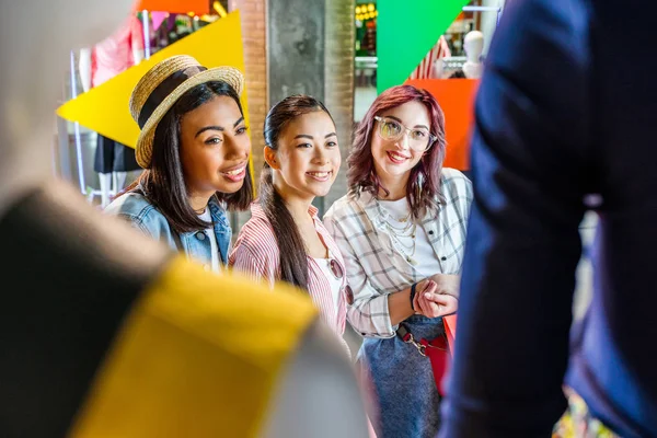 Multicultural friends in boutique — Stock Photo