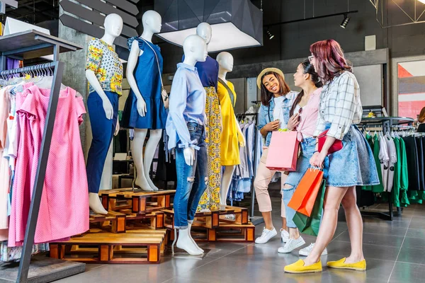 Muchachas multiculturales en el centro comercial - foto de stock