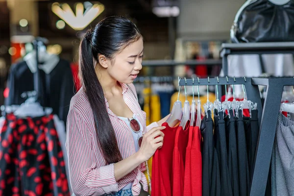 Hipster ragazza nel centro commerciale — Foto stock