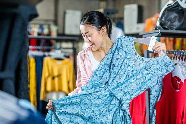 Hipster girl in shopping mall — Stock Photo