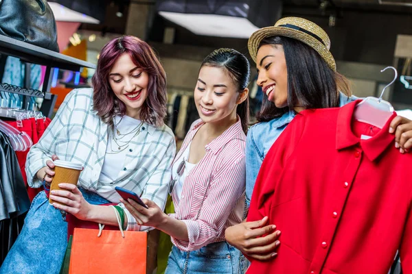 Ragazze multiculturali in boutique — Foto stock
