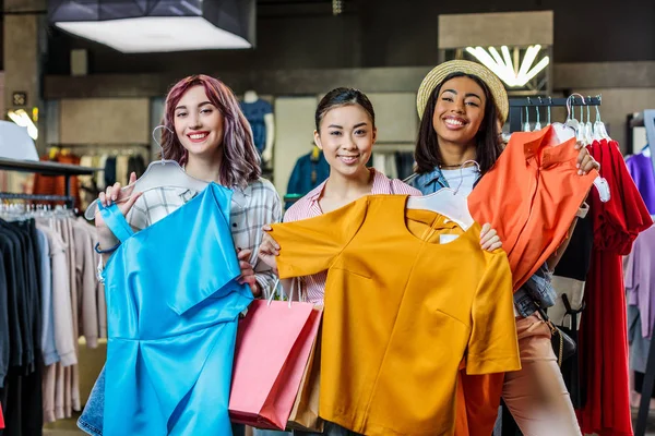 Amici multiculturali in boutique — Foto stock