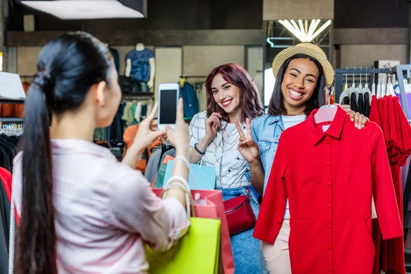 Multicultural friends in boutique — Stock Photo