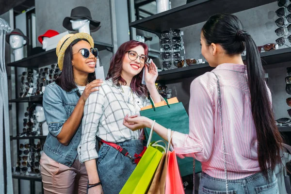 Multicultural friends in boutique — Stock Photo