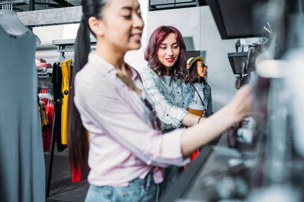 Amis multiculturels en boutique — Photo de stock